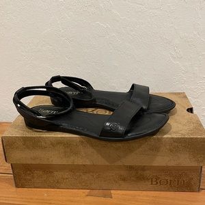 Born Arica black flat leather sandals size 7